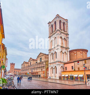 FERRARA, ITALIE - 30 avril 2013 : la cité médiévale la Piazza Trento e Trieste jouit de magnifiques bâtiments médiévaux dans une variété de styles architecturaux, le Banque D'Images