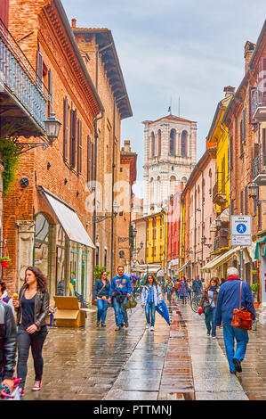 FERRARA, ITALIE - 30 avril 2013 : les rues courbées médiéval dans la vieille ville sont les principales zones commerçantes de la ville, donc bien-aimé parmi les habitants et les touristes Banque D'Images