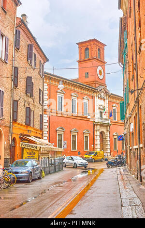 FERRARA, ITALIE - 30 avril 2013 : la cité médiévale Palazzao Paradiso avec petit tour de l'horloge de nos jours a servi de l'Ariosto, Libruary, le 30 avril à Ferrara Banque D'Images