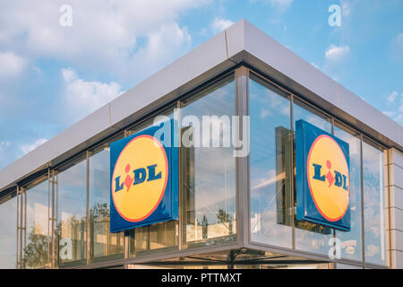 Lidl supermarché logo sur nouvelle façade magasin moderne en verre Banque D'Images