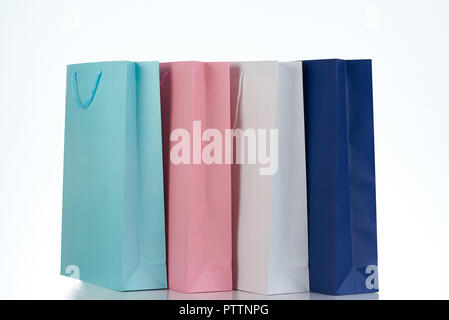 Ensemble de sacs-cadeaux colorées isolé sur fond blanc Banque D'Images