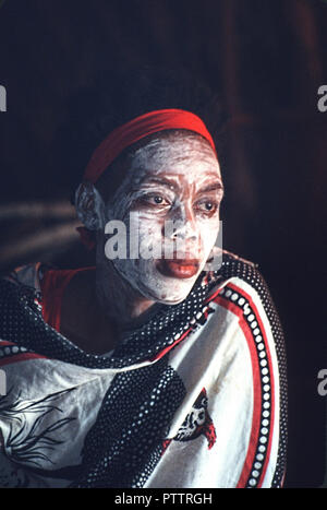 Sangoma femme zoulou guérisseur traditionnel et Fortune Teller en attraction touristique de Shakaland Banque D'Images