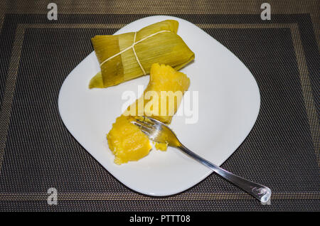 Pamonha faites de maïs vert et rôties dans ses pailles. Il peut être sucré ou salé avec plusieurs garnitures. Des plats typiques du centre-ouest de Braz Banque D'Images