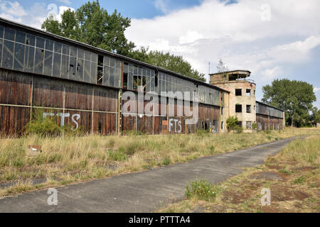 Les reliques de la base aérienne soviétique de Rangsdorf en ex-Allemagne de l'Est. Hangar et tour de contrôle. Banque D'Images