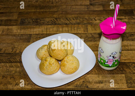 Délicieux petit-déjeuner, pain au fromage servi avec du lait, de la nourriture traditionnelle de l'État de Minas Gerais, Brésil. Banque D'Images