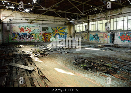 Les reliques de la base aérienne soviétique de Rangsdorf en ex-Allemagne de l'Est. Ici, c'est le gymnase avec un ballon. Banque D'Images