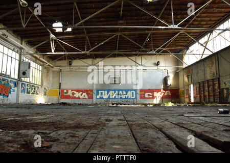 Les reliques de la base aérienne soviétique de Rangsdorf en ex-Allemagne de l'Est. Ici, c'est le gymnase avec un ballon. Banque D'Images