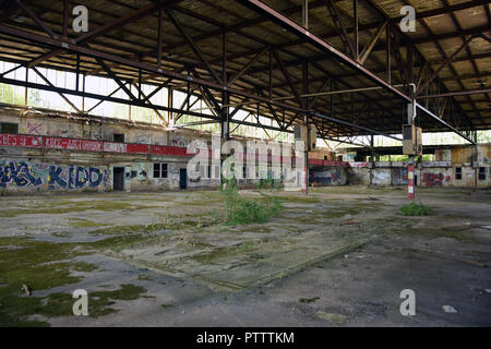 Les reliques de la base aérienne soviétique de Rangsdorf en ex-Allemagne de l'Est. À l'intérieur d'un hangar de maintenance pour les hélicoptères. Banque D'Images