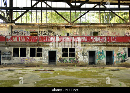 Les reliques de la base aérienne soviétique de Rangsdorf en ex-Allemagne de l'Est. À l'intérieur d'un hangar de maintenance pour les hélicoptères. Banque D'Images