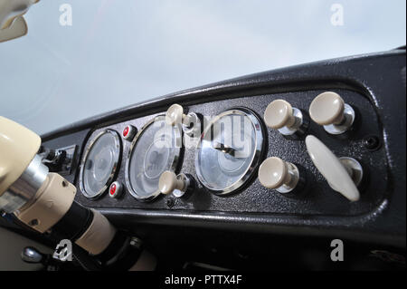 Amphicar - 1960 voiture amphibie britannique sur la terre et l'eau Banque D'Images