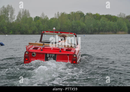 Amphicar - 1960 voiture amphibie britannique sur la terre et l'eau Banque D'Images