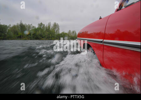 Amphicar - 1960 voiture amphibie britannique sur la terre et l'eau Banque D'Images