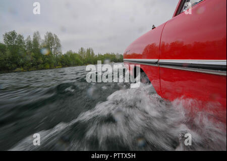 Amphicar - 1960 voiture amphibie britannique sur la terre et l'eau Banque D'Images