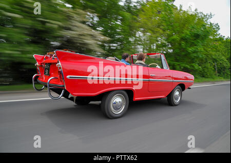 Amphicar - 1960 voiture amphibie britannique sur la terre et l'eau Banque D'Images