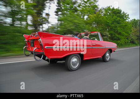 Amphicar - 1960 voiture amphibie britannique sur la terre et l'eau Banque D'Images