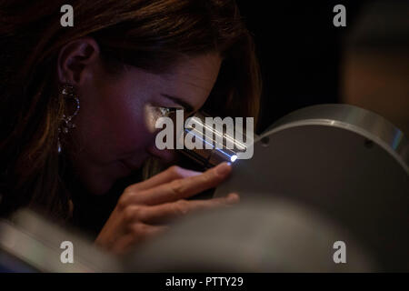 La duchesse de Cambridge, lors d'une visite à ouvrir le nouveau centre de la photographie au Musée Victoria et Albert de Londres. Banque D'Images