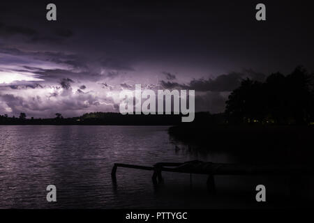 Orage sur un lac tranquille Banque D'Images