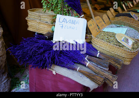 Des tas de lavande parfumés dans un marché méditerranéen. Banque D'Images