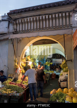 Maroc, Tanger, scène de rue au crépuscule Banque D'Images