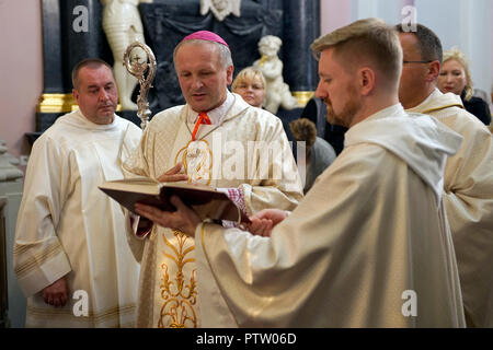 Mgr Łukasz Buzun dirige la prière à Jasna Góra. Monastère des Pères de Pauline. Banque D'Images