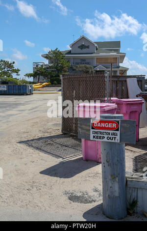 Wrightsville Beach, NC - 1 octobre 2018 : semaines après l'ouragan Florence, le restaurant océanique et de l'Embarcadère de rester fermée au public que le bâtiment Banque D'Images