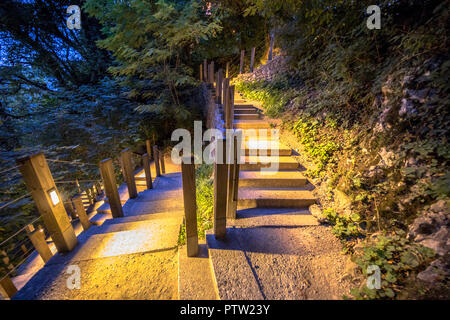 Escalier extérieur lumineux vers le bas rocky mountain park at night Banque D'Images