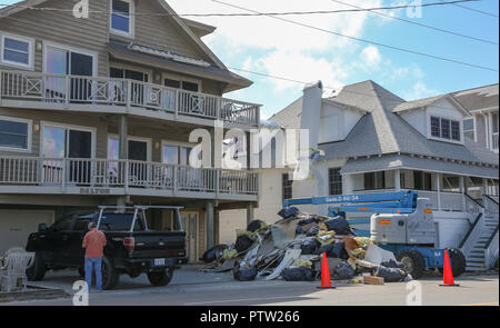 Wrightsville Beach, NC - 1 octobre 2018 : semaines après l'ouragan Florence, les résidents et les entreprises de nettoyage sont encore en place sur la voie de la reprise. Flo Banque D'Images