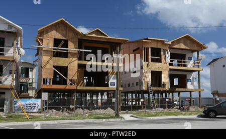 Wrightsville Beach, NC - 1 octobre 2018 : semaines après l'ouragan Florence, nouvelle construction se poursuit le long de l'océan. Ces maisons sont bui Banque D'Images