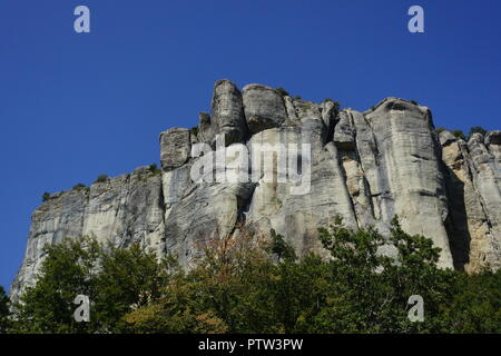 Vue aérienne de la Pietra di Bismantova : célèbre salle d'escalade dans les montagnes de Reggio Emilia, Italie Banque D'Images