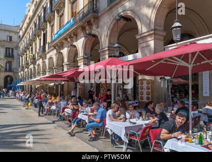La Plaça Reial, Barcelone. Les touristes assis à l'extérieur d'un restaurant sur la Plaça Reial (Plaza Real), Barri Gotic, Barcelone, Catalogne, Espagne. Banque D'Images