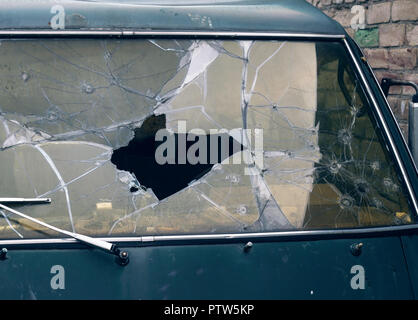 Brisée et shot voiture, trous de balle, extérieur Banque D'Images