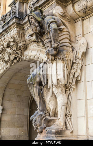 Warrior Sculpture à George Gate à Dresde. Allemagne Banque D'Images