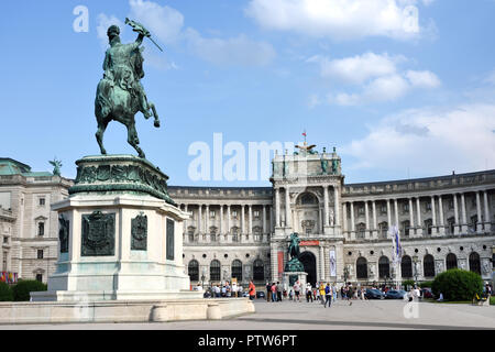 La Hofburg, Heldenplatz (Place des Héros) avec la statue équestre de l'Archiduc Karl et le prince Eugène de Savoie, Vienne, Autriche, Autriche Banque D'Images