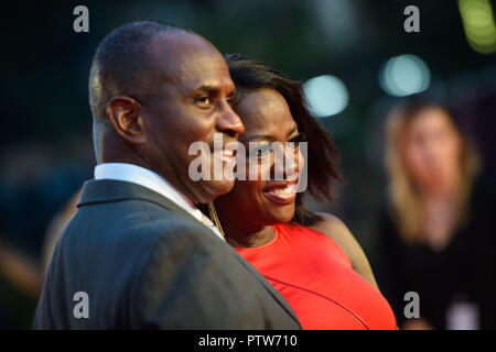 Viola Davis (à droite) et son mari Julius Tennon arrivant pour la 62e BFI London Film Festival projection de gala de la soirée d'ouverture des veuves a tenu à Odéon Leicester Square, Londres. Banque D'Images