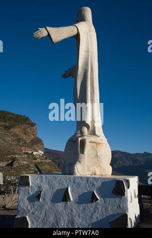 Artenara, Gran Canaria- 25 Décembre, 2017. Mirador del Cristo, Caldera de Tejeda, sur le sommet des montagnes La Cilla. La sculpture au Rédempteur Banque D'Images