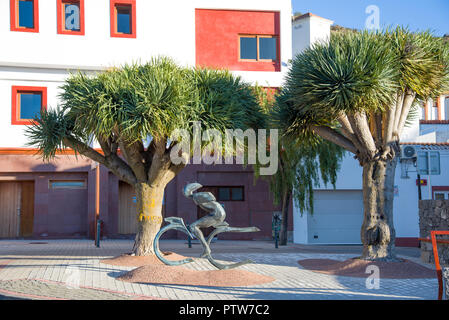 Artenara, Gran Canaria, Espagne - 25 Décembre, 2017. Vue sur la statue de vélo sur la place, en Artenara village. Banque D'Images