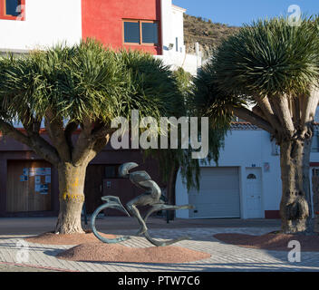 Artenara, Gran Canaria, Espagne - 25 Décembre, 2017. Vue sur la statue de vélo sur la place, en Artenara village. Banque D'Images