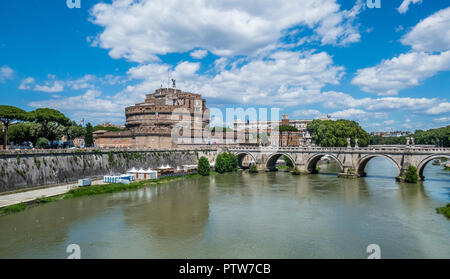 Vue sur Ponte Sant'Angelo le Tibre et le Château Saint-Ange, le Mausolée d'Hadrien, Rome, Italie Banque D'Images