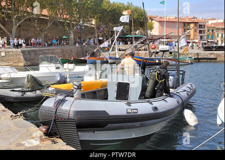 La préparation des plongeurs sur un bateau dans le port de Collioure d'aller à la mer dive Banque D'Images