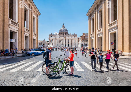 Les cyclistes à Via Conciliazione, Rome, qui mène à la Cité du Vatican, la Place Saint Pierre et à la basilique Saint Pierre Banque D'Images