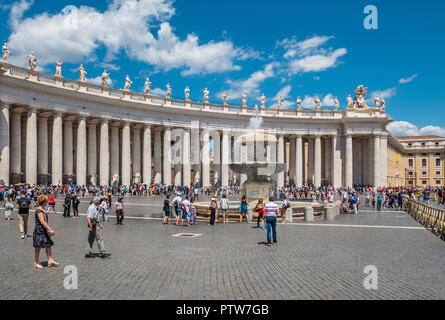 Fontana del Bernini, la double fontaine sur le côté nord de la Place Saint Pierre, Vatican, Rome, dans le contexte de la colonne dorique Banque D'Images