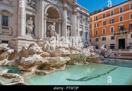 De marche de la fontaine de Trevi au petit matin, récupération de pièce de charité Piazza di Trevi, l'agglomération de la ville de Rome, Italie Banque D'Images