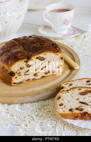 Bairin breac Barmbrack ou un pain fait avec des fruits et des raisins secs sultanines sert souvent pour prendre le thé au beurre Banque D'Images