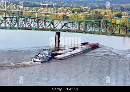 Remorqueurs « Allen P. Hall », barges de poussée chargés de divers produits couverts, dont le charbon, le pont en porte-à-faux Parkersburg-Belpre, Ohio River. Banque D'Images
