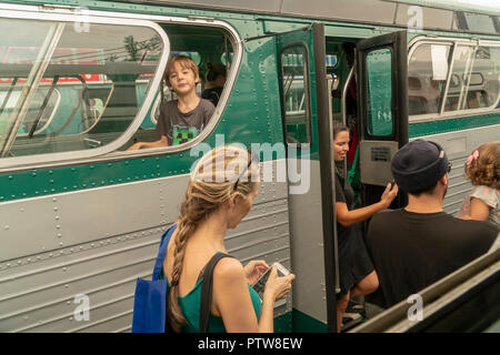 Des milliers de familles et les amoureux des transports en commun visiter le 25th Annual New York City Transit Bus Musée Festival à Pont de Brooklyn Park à Brooklyn, à New York, le dimanche 7 octobre 2018. Une fois par an, le musée déploie sa flotte d'autobus d'époque datant du début du xxe siècle à la plus récente des véhicules permettant aux gens de se remémorer et de se complaire dans la nostalgie pour les véhicules, qui deviennent une sorte de time machine en tenant les visiteurs dans une autre époque. (Â© Richard B. Levine) Banque D'Images