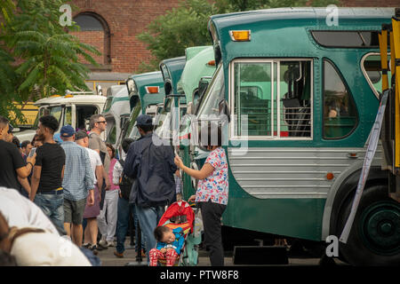 Des milliers de familles et les amoureux des transports en commun visiter le 25th Annual New York City Transit Bus Musée Festival à Pont de Brooklyn Park à Brooklyn, à New York, le dimanche 7 octobre 2018. Une fois par an, le musée déploie sa flotte d'autobus d'époque datant du début du xxe siècle à la plus récente des véhicules permettant aux gens de se remémorer et de se complaire dans la nostalgie pour les véhicules, qui deviennent une sorte de time machine en tenant les visiteurs dans une autre époque. (Â© Richard B. Levine) Banque D'Images