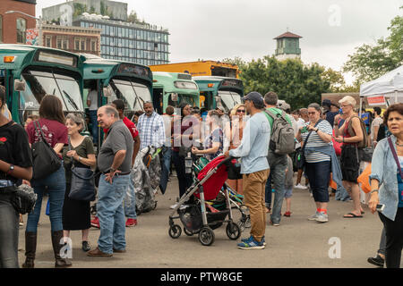 Des milliers de familles et les amoureux des transports en commun visiter le 25th Annual New York City Transit Bus Musée Festival à Pont de Brooklyn Park à Brooklyn, à New York, le dimanche 7 octobre 2018. Une fois par an, le musée déploie sa flotte d'autobus d'époque datant du début du xxe siècle à la plus récente des véhicules permettant aux gens de se remémorer et de se complaire dans la nostalgie pour les véhicules, qui deviennent une sorte de time machine en tenant les visiteurs dans une autre époque. (© Richard B. Levine) Banque D'Images