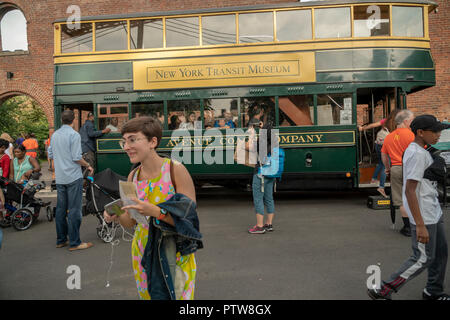 Double-decker bus à la 25th Annual New York City Transit Bus Musée Festival à Pont de Brooklyn Park à Brooklyn, à New York, le dimanche 7 octobre 2018. Une fois par an, le musée déploie sa flotte d'autobus d'époque datant du début du xxe siècle à la plus récente des véhicules permettant aux gens de se remémorer et de se complaire dans la nostalgie pour les véhicules, qui deviennent une sorte de time machine en tenant les visiteurs dans une autre époque. (Â© Richard B. Levine) Banque D'Images