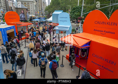 Des centaines de visiteurs affluent à la Calvin Klein X Amazon fashion branding en collaboration événement Flatiron Plaza à New York, le samedi 6 octobre 2018. Les visiteurs ont eu droit à un certain nombre d 'expériences', y compris des jeux, des gouttes de produit et d'un pop-corn. stand selfies L'événement a également annoncé l'A$AP Rocky limited edition Calvin Klein (blouson camionneur Â© Richard B. Levine) Banque D'Images