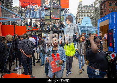 Des centaines de visiteurs affluent à la Calvin Klein X Amazon fashion branding en collaboration événement Flatiron Plaza à New York, le samedi 6 octobre 2018. Les visiteurs ont eu droit à un certain nombre d 'expériences', y compris des jeux, des gouttes de produit et d'un pop-corn. stand selfies L'événement a également annoncé l'A$AP Rocky limited edition Calvin Klein (blouson camionneur Â© Richard B. Levine) Banque D'Images